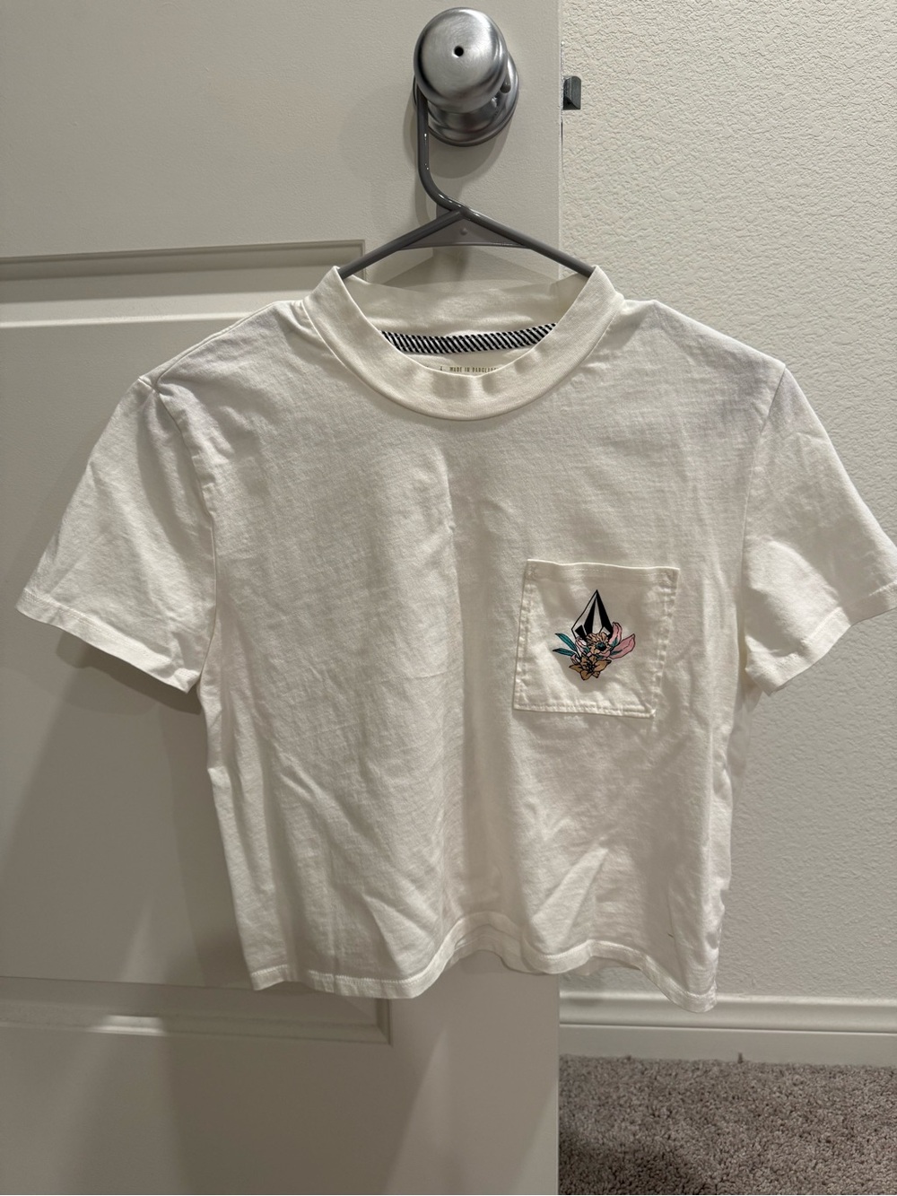 Women’s Volcom brand cropped tee, size small
